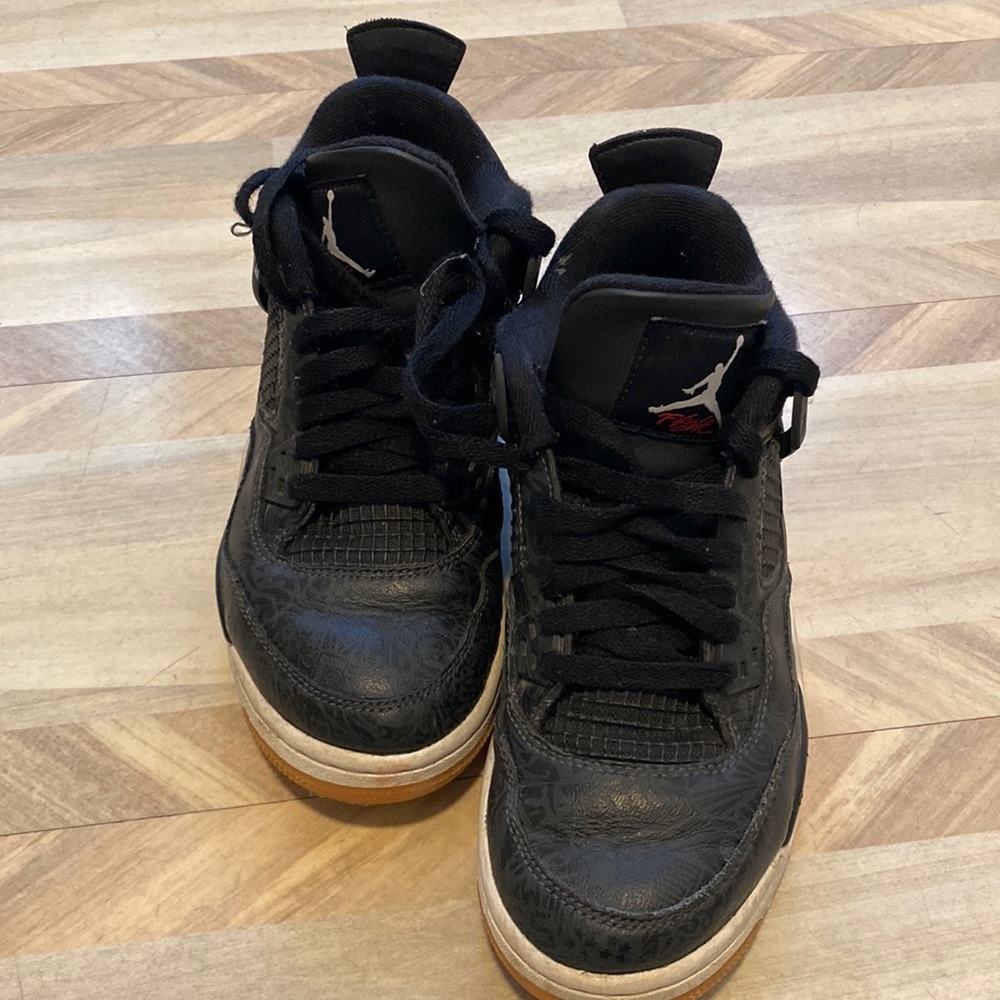 BOYS AIR JORDAN SIZE 6